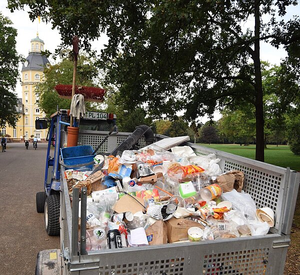 Auf einem Anhänger liegt viel Müll.