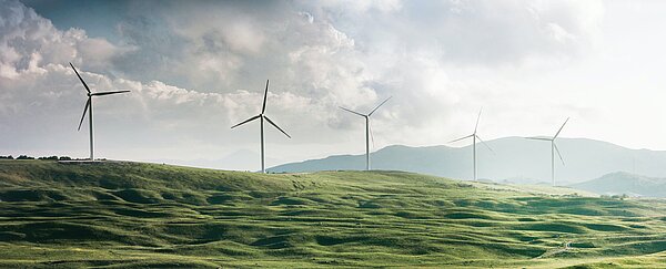 Grüne Landschaft mit Windrädern
