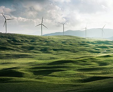 Grüne Landschaft mit Windrädern