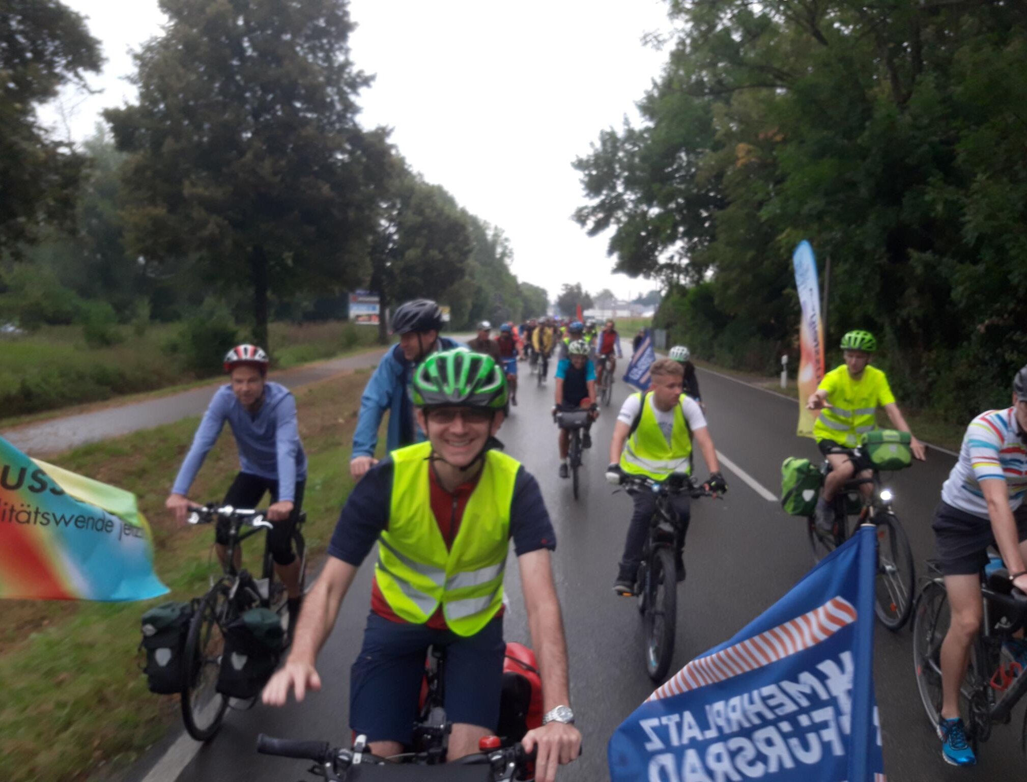 große Fahrrad-Gruppe demonstrieren auf einer Straße