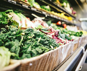 Gemüseauslage in einem Supermarkt, loser Mangold zu sehen