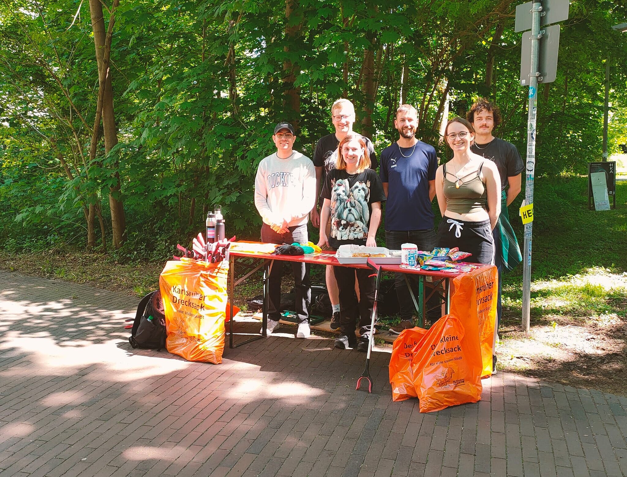 Foto von Gruppe von Menschen, die an Infostand steht