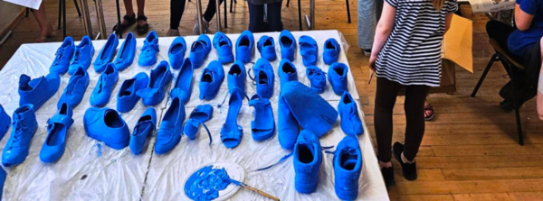 Blaue Schuhe wurden von Schulkindern bemalt