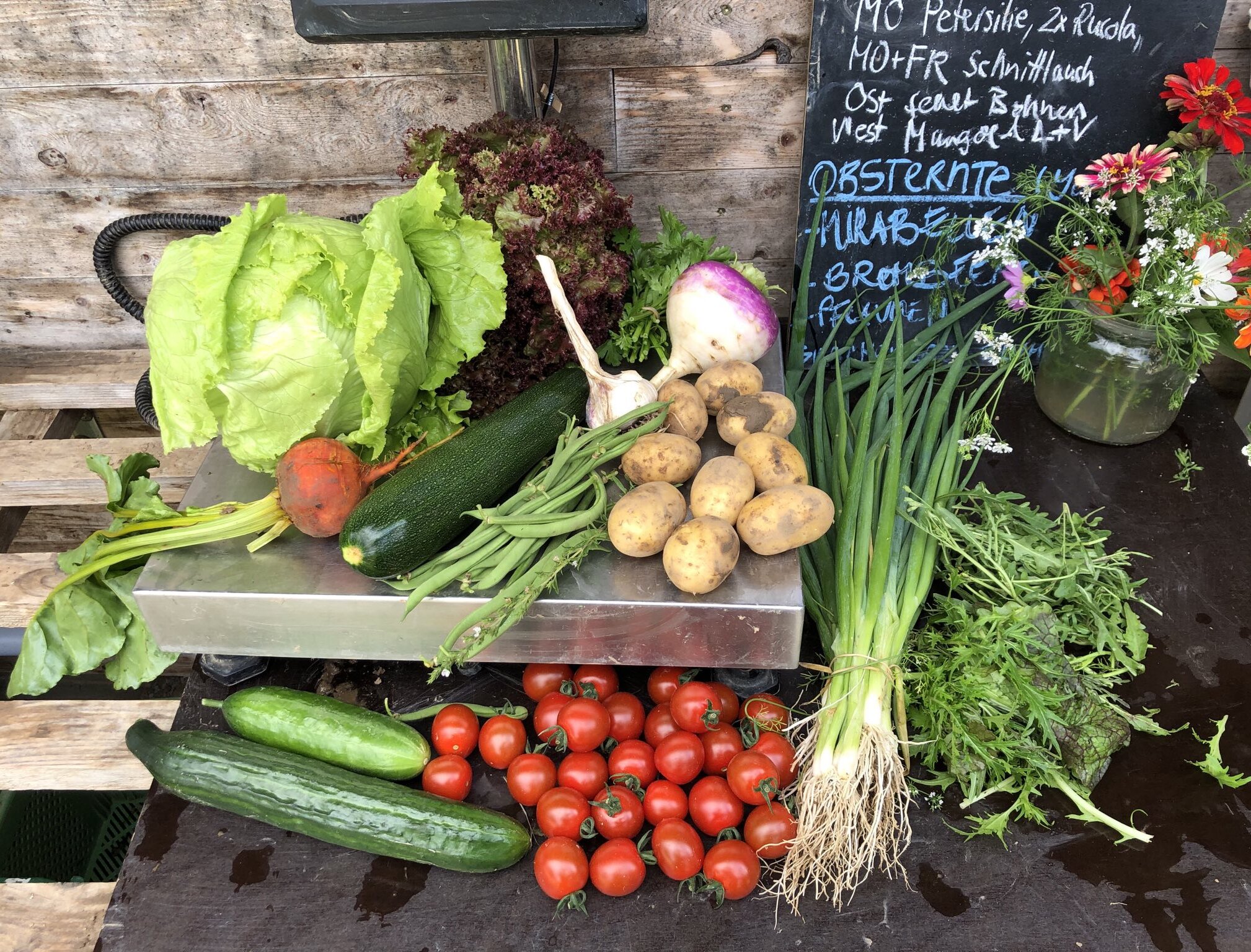 Kleiner Stand mit frischem Gemüse