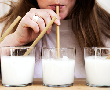 Frau testen verschiedene Milchalternativen