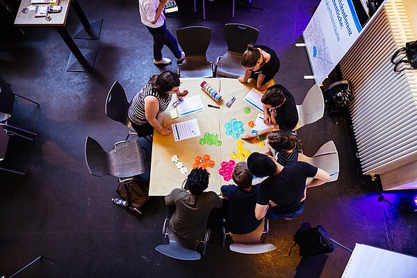 Der Gruppenarbeitsraum von oben aufgenommen.