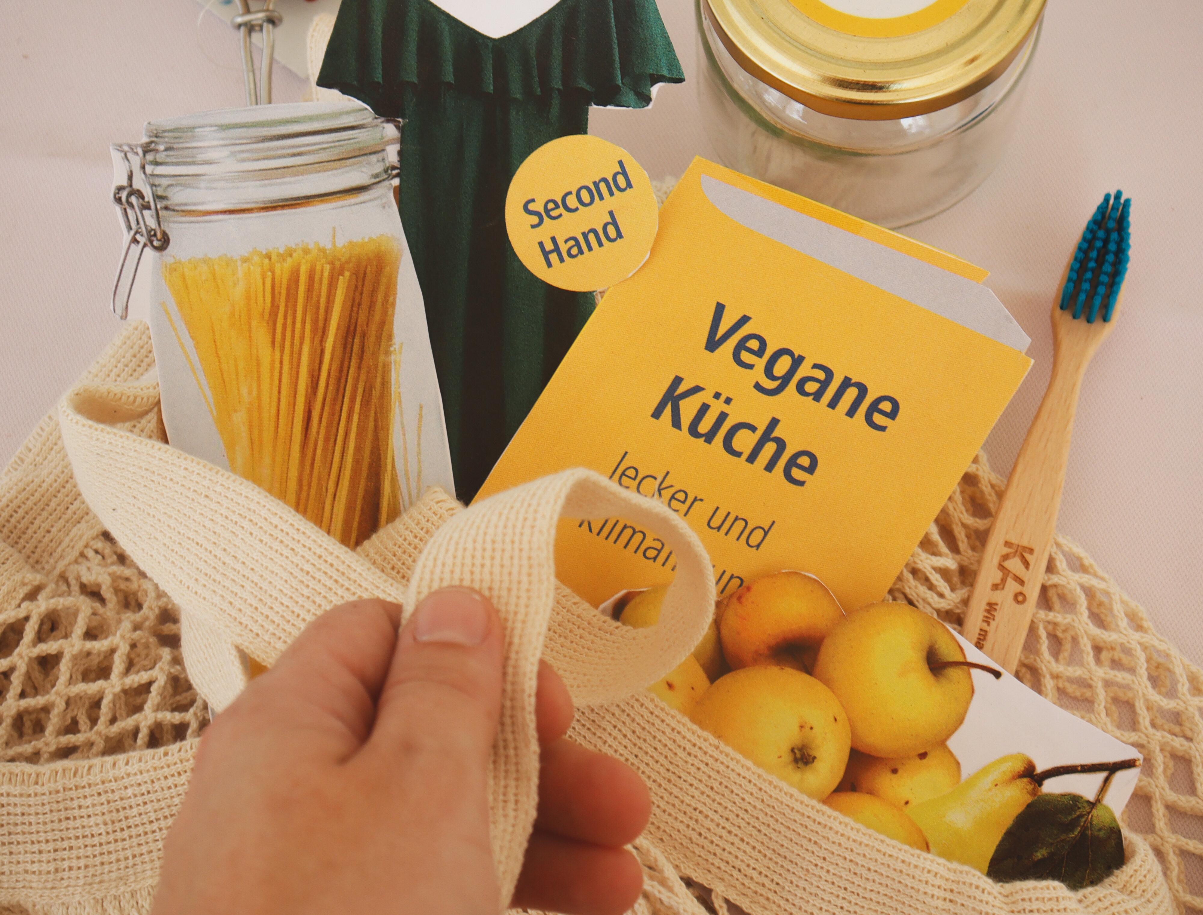 Verschiedene Collagen-Elemente zum Thema Nachhaltiger Konsum (vegane Küche, Holzspülbürste, unverpackte Lebensmittel, Bambuszahnbürste)