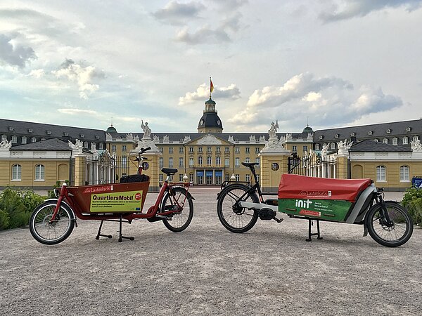 Zwei Lastenräder vor dem Schloss in Karlsruhe