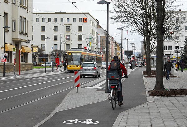 Ein Radfahrer fährt auf dem Radweg.
