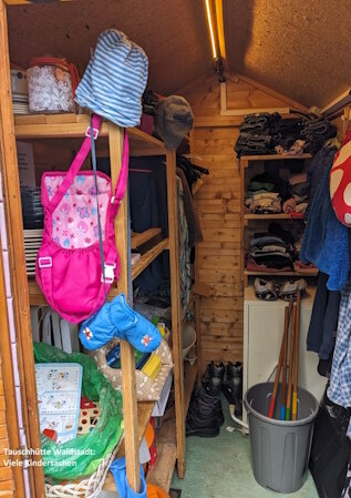 Volle Regale in der Tauschhütte