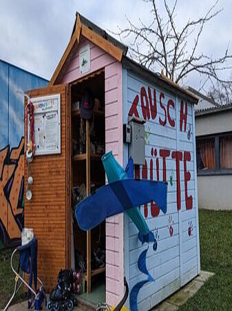 Tauschhütte Waldstadt mit Tauschgütern