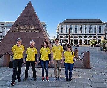 Gruppenfoto der German Zero Lokalgruppe Karlsruhe vor der Karlsruher Pyramide