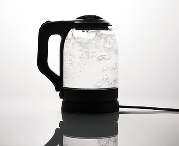 Wasserkocher (aus Kunststoff und Glas) kocht Wasser