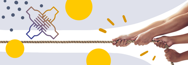 Vier Hände ziehen gemeinsam an einem Tau