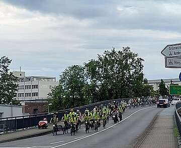 Fahrradfahrende auf der Grünwinkler Brücke