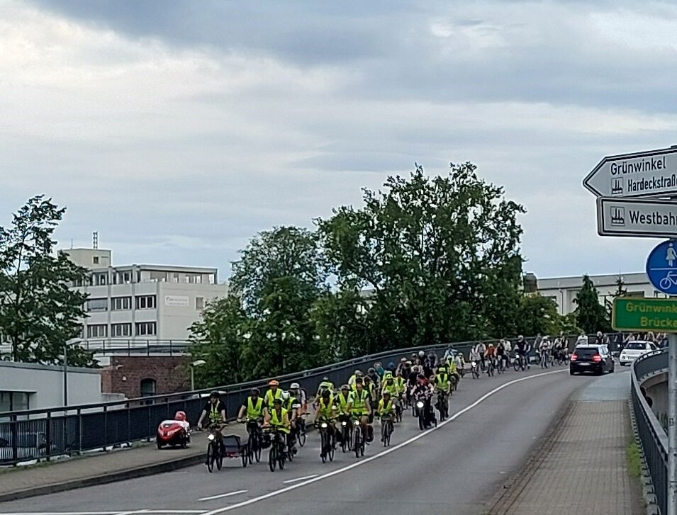 Fahrradfahrende auf der Grünwinkler Brücke
