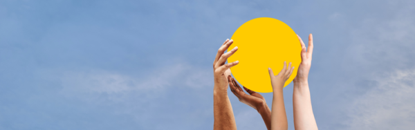 Keyvisual für AZ 2, Mitmachen für Morgen, Hände die eine Sphäre im Himmel nach oben halten