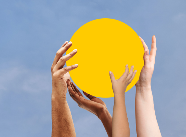 Keyvisual für AZ 2, Mitmachen für Morgen, Hände die eine Sphäre im Himmel nach oben halten