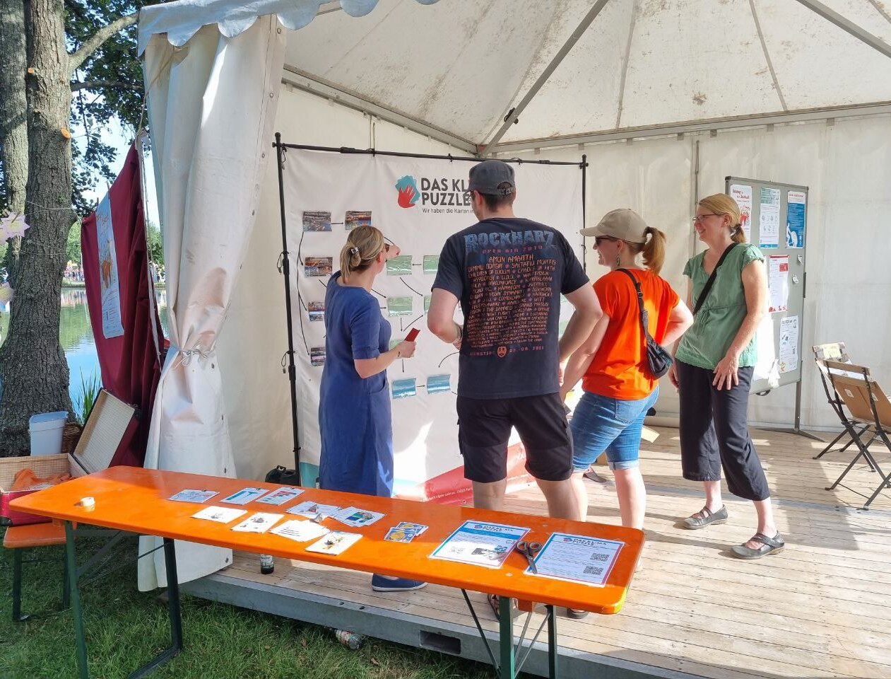 Info-Zelt der Gruppe Klima Puzzle mit Besucher*innen