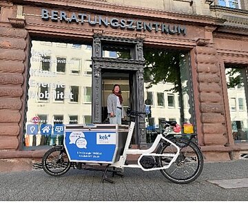 Frau mit Lastenrad vor KEK-Beratungszentrum