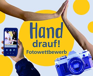 Gelbe Sphäre mit Schriftzug: Hand drauf! Fotowettbewerb, links daneben eine Hand die mit einem Handy ein Foto von zwei Menschen macht, die einen Pürierstab repaierieren; rechts neben der Sphäre zwei Hände, die sich abschlagen/High Five machen; rechts unten in der Ecke eine Kamera, die einen Retro-Look hat; drumherum weitere kleine gelbe Sphären
