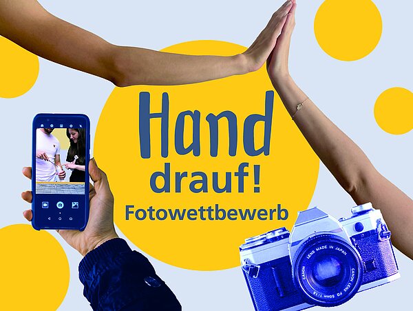 Gelbe Sphäre mit Schriftzug: Hand drauf! Fotowettbewerb, links daneben eine Hand die mit einem Handy ein Foto von zwei Menschen macht, die einen Pürierstab repaierieren; rechts neben der Sphäre zwei Hände, die sich abschlagen/High Five machen; rechts unten in der Ecke eine Kamera, die einen Retro-Look hat; drumherum weitere kleine gelbe Sphären