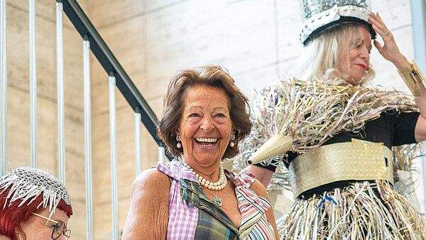 Von Alltagsmaterialien zu Kleiderkreationen