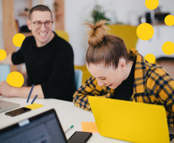 Tatenbank arbeiten - lachende Kolleg*innen mit gelben Sphären