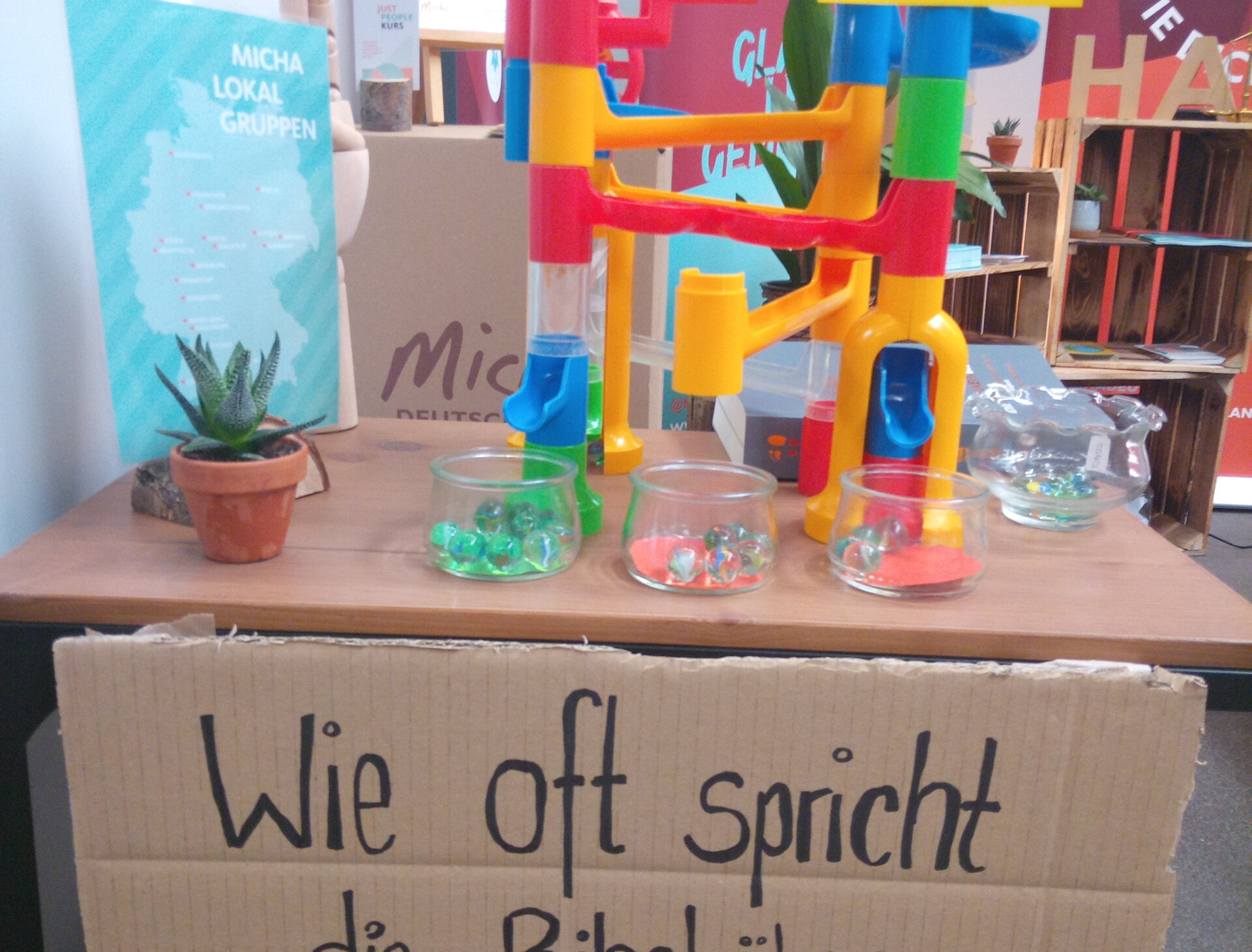 MICHA Lokalgruppe Karlsruhe Stand mit einer Umfrage per Murmeln: Wie oft spricht die Bibel über Gerechtigkeit?