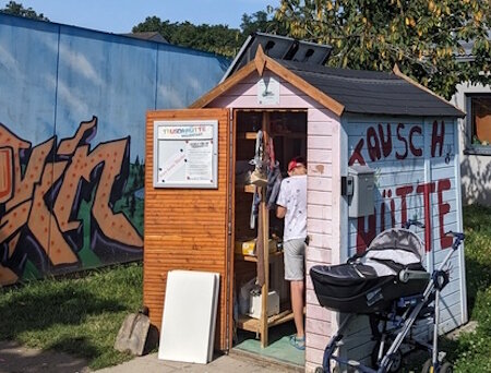 Kinderwagen vor der Tauschhütte