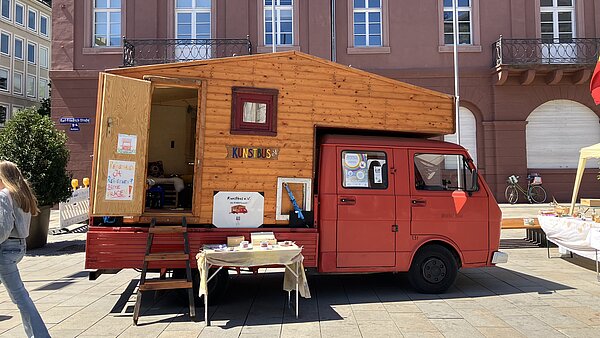Der Kunstbus mit seinem Mitmach-Atelier