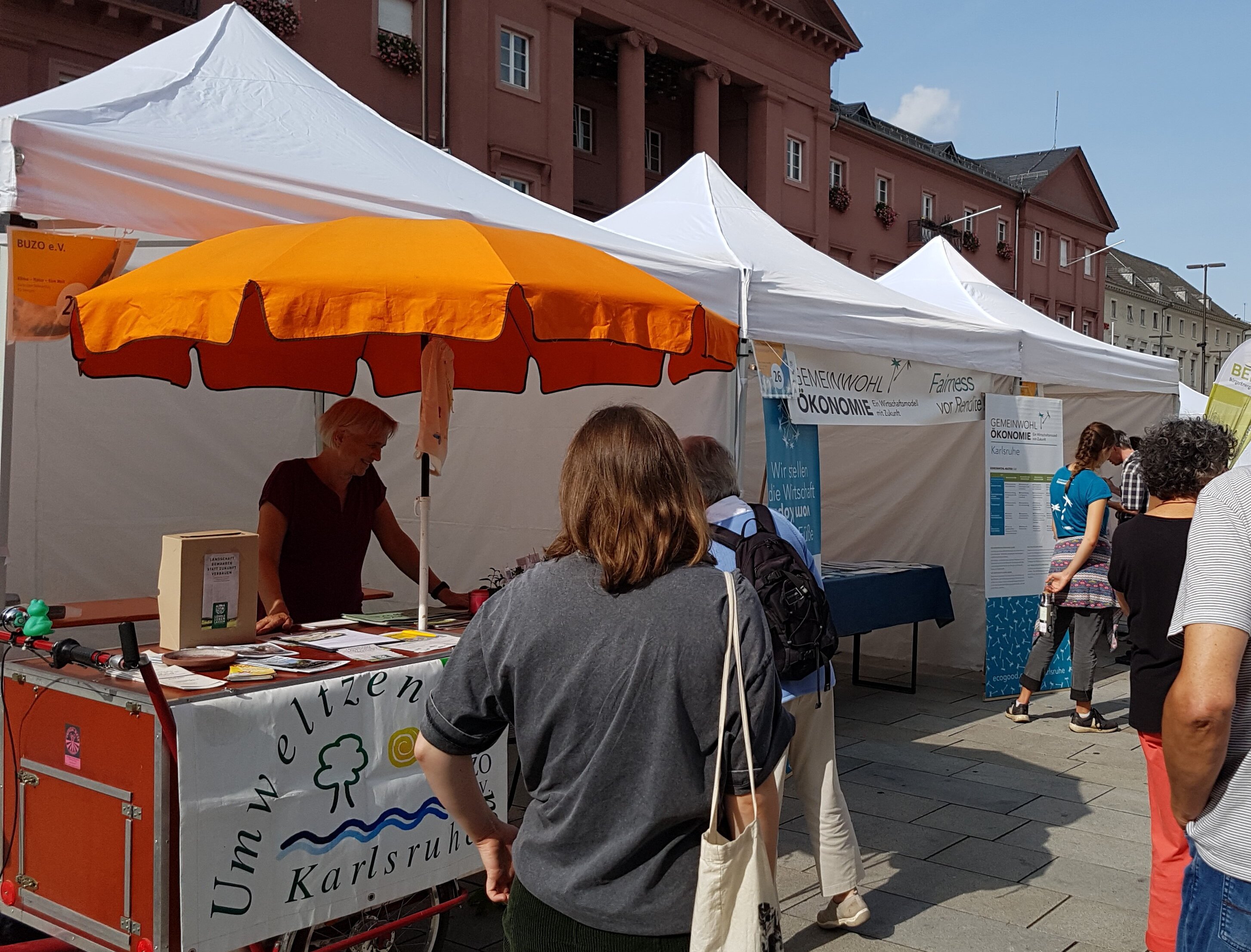 Foto von Info-Stand mit Sonnenschirm 