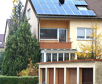 Foto von Endreihenhaus mit PV-Anlage auf dem Dach