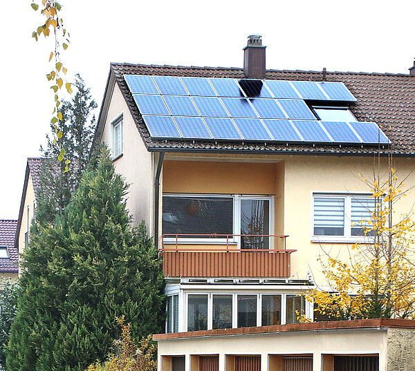 Foto von Endreihenhaus mit PV-Anlage auf dem Dach