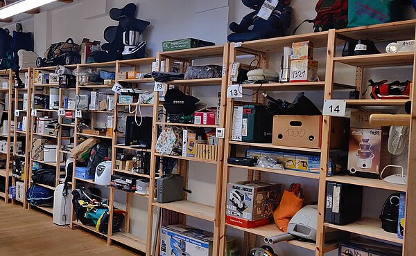 Viele Gegenstände im leih.lokal zum Ausleihen