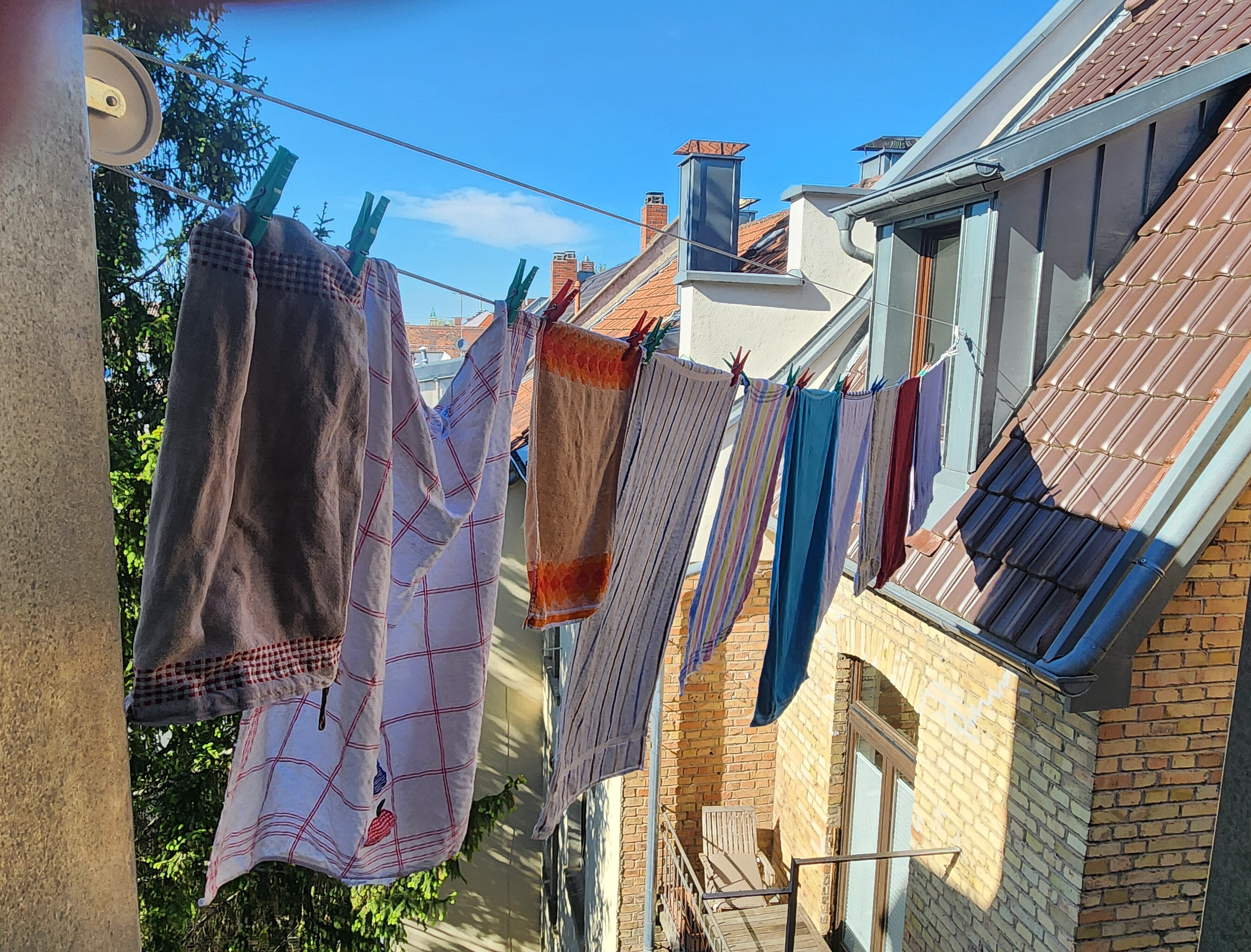 Foto von Wäscheleine, die zwischen zwei Dächern gespannt ist