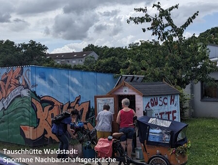 Spontane Nachbarschaftgespraeche vor der Tauschhütte