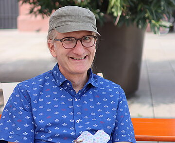 Porträt eines lächelnden Mannes Frau vor Oleander-Busch