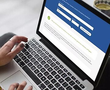 Foto von Laptop, auf dem die Stadtwerke Website zu sehen ist