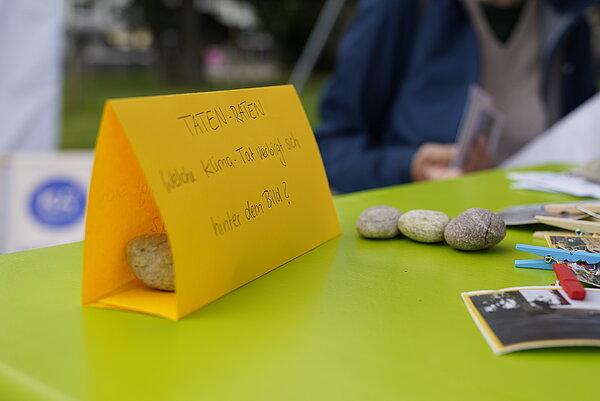 Das Spiel ›Tatenraten‹ weckte Neugier und wies gleichzeitig auf die vielen Möglichkeiten hin, ganz einfach und niederschwellig Klimaschutz im Alltag zu betreiben.