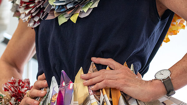 Kleidungskreation bei der Eröffnung