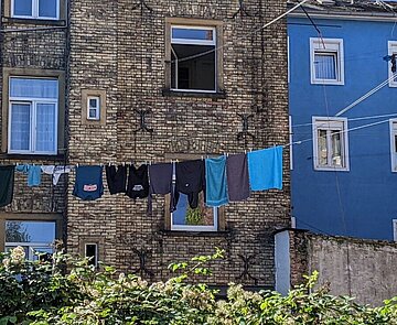Wäscheleine in einem Hinterhof der Kalrsruher Südstadt
