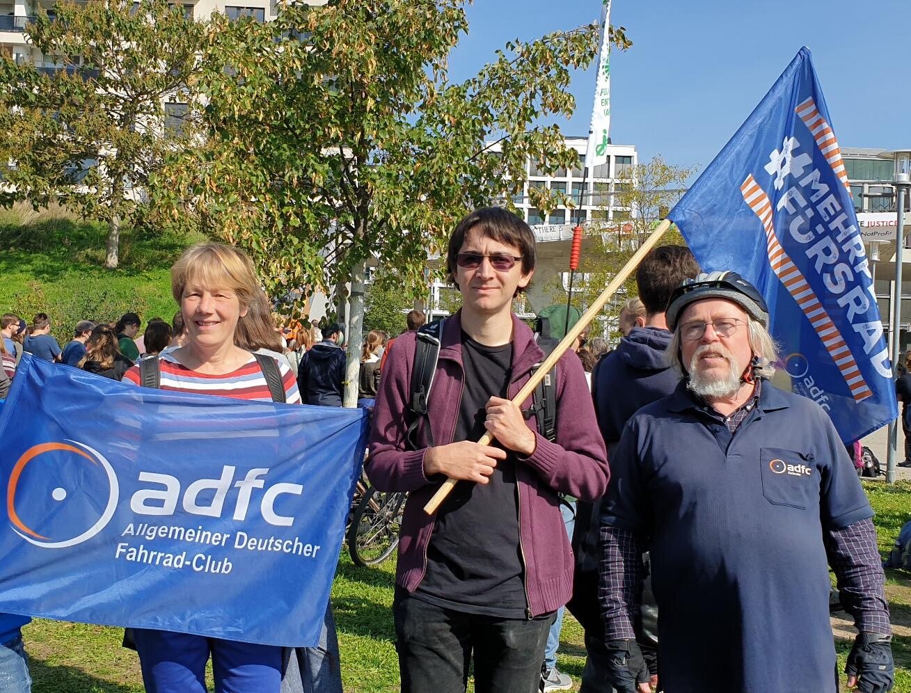 ADFC Team mit ADFC Fahnen