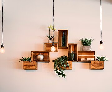 Hängeregal gebaut aus mehreren Weinkisten 