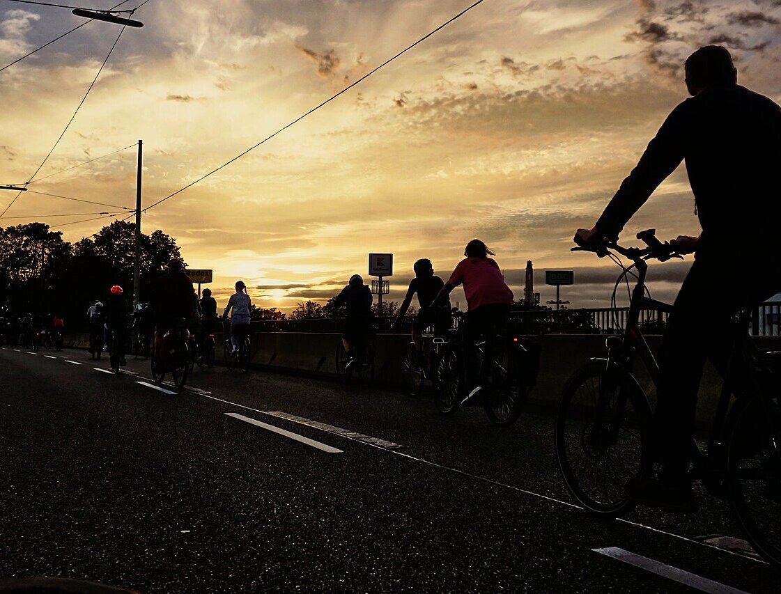 Fahrradfahrende im Sonnenuntergang