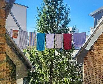 Foto von Wäscheleine zwischen zwei Häusern