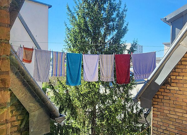 Foto von Wäscheleine zwischen zwei Häusern