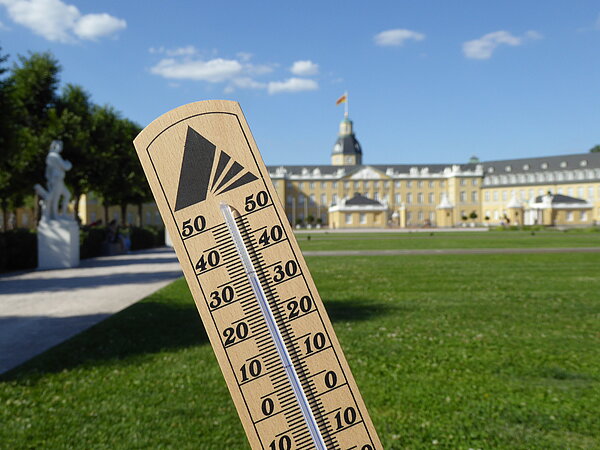 Thermometer mit Anzeige von 34°C vor dem Karlsruher Schloss
