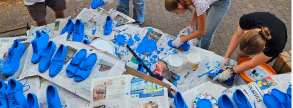 Das Blau der Schuhe steht für den Anstieg des Meeresspiegels