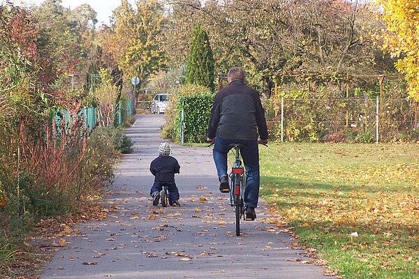 Vater udn Sohn radeln 